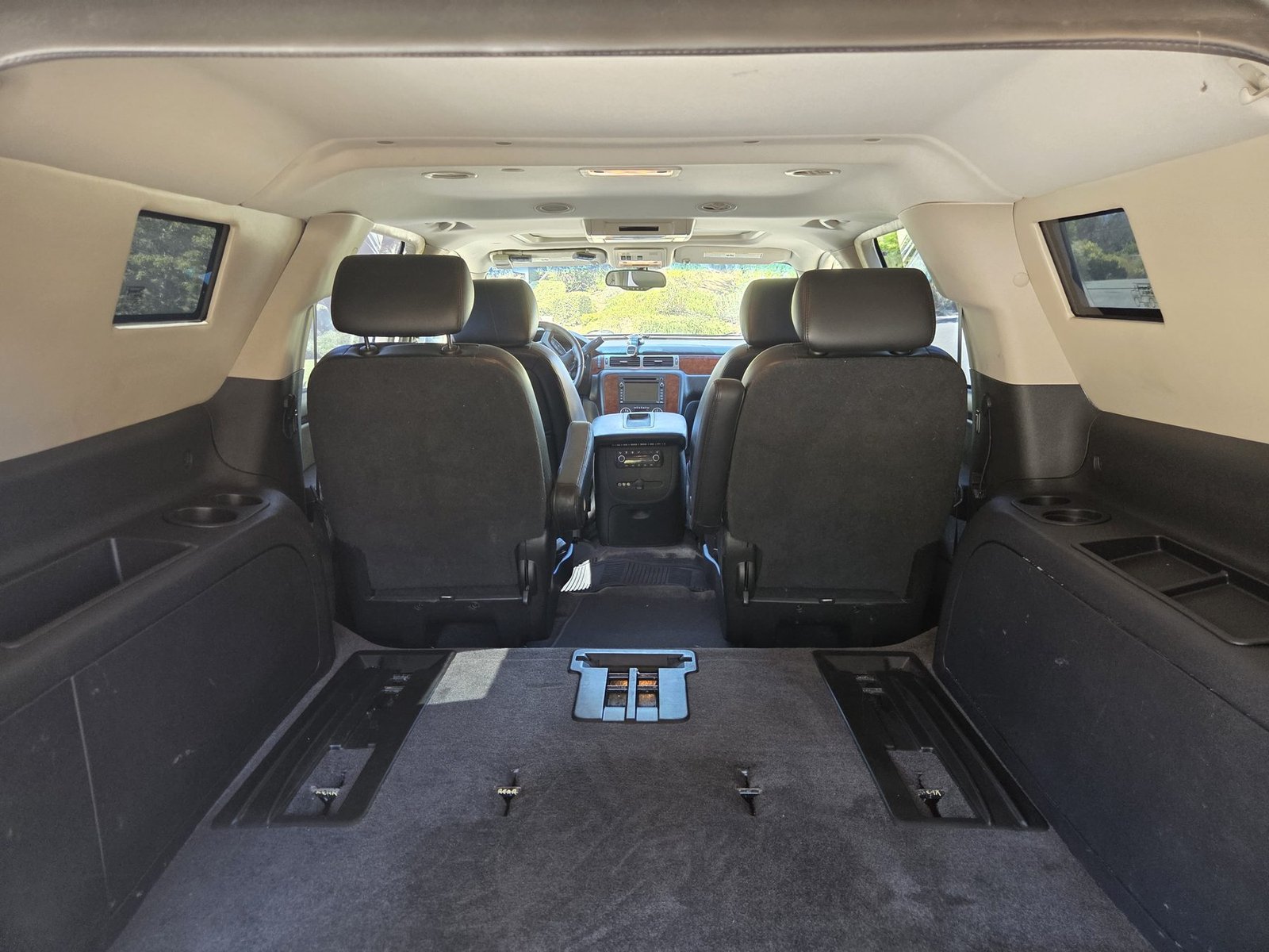 Cargo floor and third-row mounts